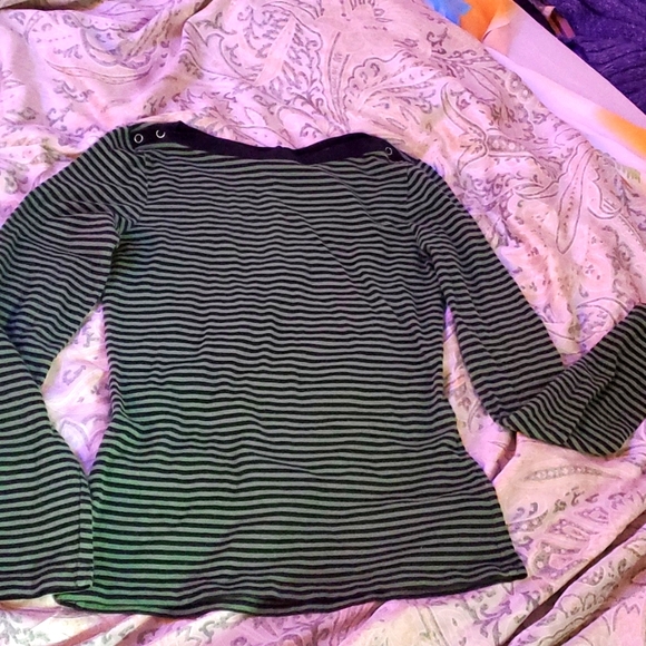 🖼🎉 Ann Taylor green striped Tee - Picture 2 of 2